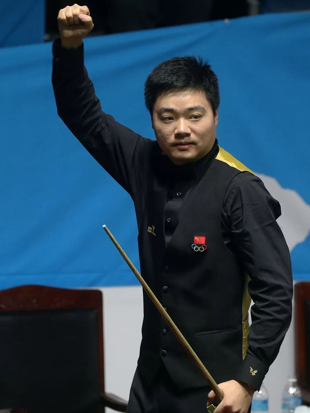 设打下了坚 设打下了坚